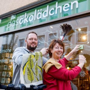 Marius und Heike, ökologisch Putzen vor dem Schaufenster von das ökolädchen in Osnabrück