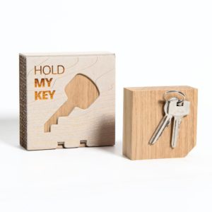 Magnetischer Schlüsselhalter hold my key aus Eiche von Rio Lindo