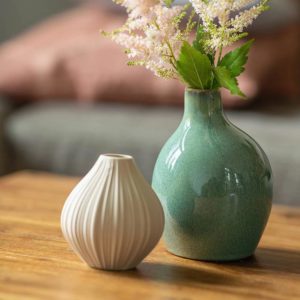 Vase Industrial patina green und Vase Vintage kugelig cream von Tranquillo