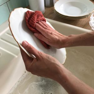 Nachhaltiger Abwasch mit selbstgestrickten Spültüchern