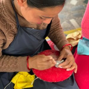 Frauen in Nepal stellen nachhaltige Deko aus Filz her.