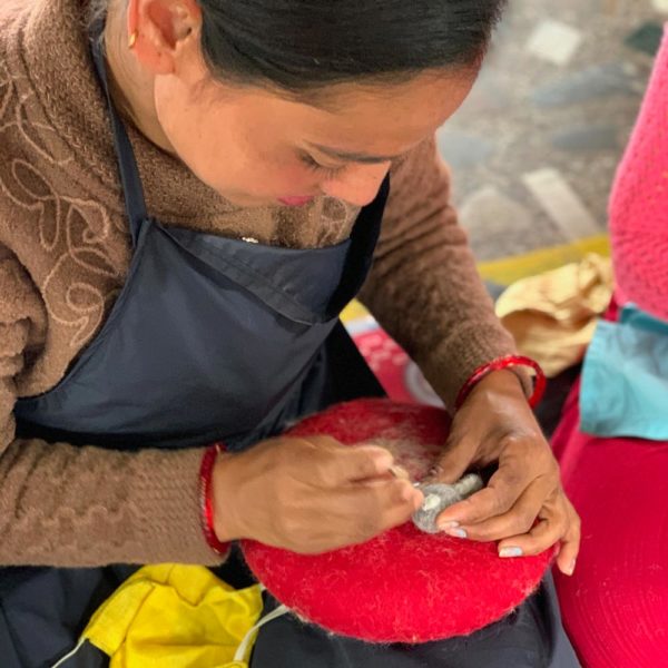 Frauen in Nepal filzen für Én Gry & Sif