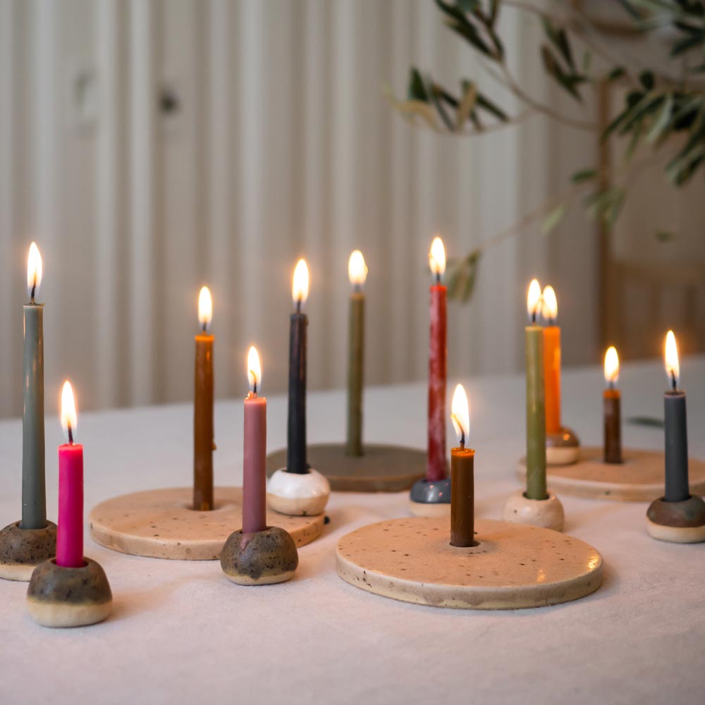 Kerzenhalter aus Ton von Lena Living & Nine und Kerzenkiesel von das ökolädchen