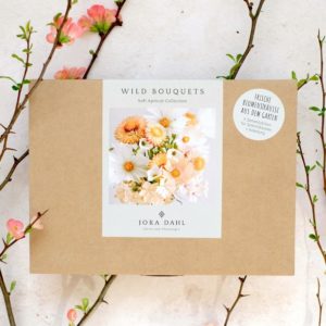 Geschenkkarton Wildblumen Bouquet Soft Apricot von Jora Dahl