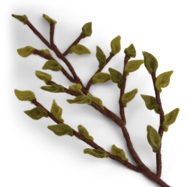 Zweig aus Filz mit grünen Blättern von Én Gry & Sif