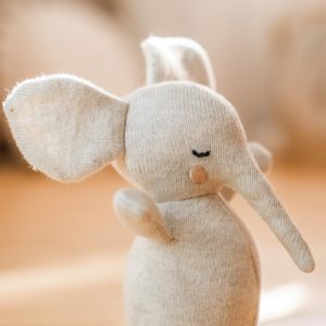 Babyrassel Elefant creme von Ava & Yves