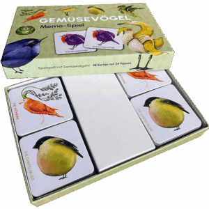 Geöffnete Schachtel des Memo-Spiels „Spielspaß mit Gemüsevögeln“ mit zwei sichtbaren Paarkarten in der Schachtel.