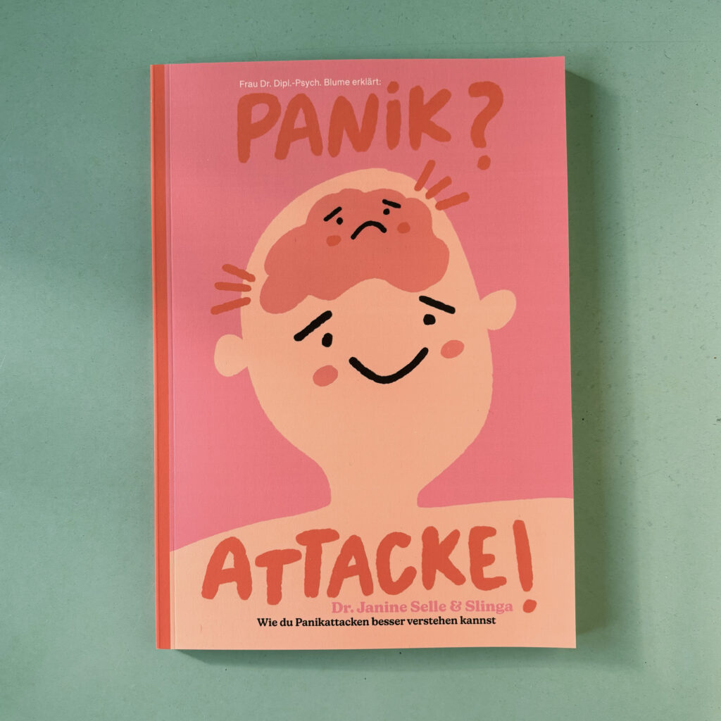„Buchcover in Rosa- und Rottönen. Oben steht in großer roter Schrift: ‚PANIK?‘ Darunter eine einfache, cartoonartige Illustration eines lächelnden Kopfes mit einem roten Gehirn, das ängstlich aussieht. Unten in großer roter Schrift: ‚ATTACKE!‘ Darunter die Autorenangabe ‚Dr. Janine Selle & Slinga‘ und in kleiner schwarzer Schrift: ‚Wie du Panikattacken besser verstehen kannst‘.“