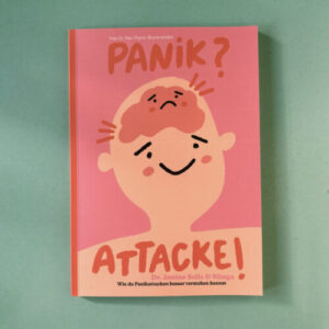 Buch - Panik? Attacke! - Wie du Panik-Attacken besser verstehen kannst 1 „Buchcover in Rosa- und Rottönen. Oben steht in großer roter Schrift: ‚PANIK?‘ Darunter eine einfache, cartoonartige Illustration eines lächelnden Kopfes mit einem roten Gehirn, das ängstlich aussieht. Unten in großer roter Schrift: ‚ATTACKE!‘ Darunter die Autorenangabe ‚Dr. Janine Selle & Slinga‘ und in kleiner schwarzer Schrift: ‚Wie du Panikattacken besser verstehen kannst‘.“