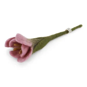 Handgefertigte Filzblume mit rosa Blütenblättern und grüner Stielbasis, dekoratives Accessoire oder Geschenkartikel