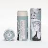 Deo Stick "Fresh Floral“ von Queen of Green in hellblauer, floral gestalteter Verpackung aus recyceltem Karton teilweise geöffnet mit sichtbar gelbem Balm; natürliches, Veganer Deo im Stick.