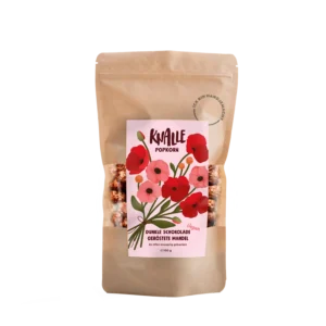 Das Bild zeigt einen wiederverschließbaren Lebensmittelbeutel in braun für Popkorn mit einem Floralen Etikett