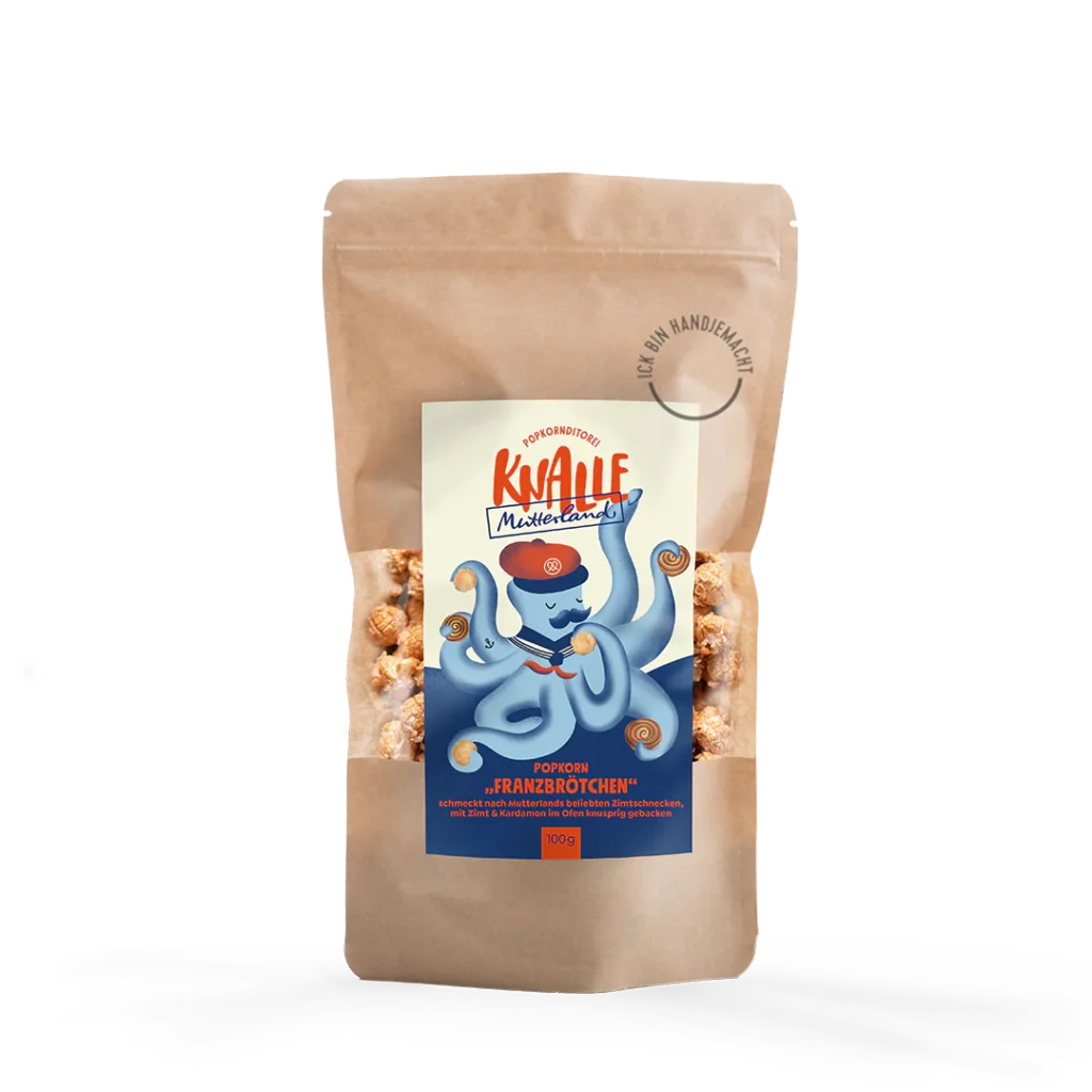Knalle Popkorn: Auf dem Bild ist eine braunen wiederverschließbarer Beutel sichtbar. Auf dem Etikett sieht man einen lustigen blauen Kranken mit Schnurrbart und roter Baskenmütze. Am Ende der Tentakeln hält der Krake Franzbrötchen