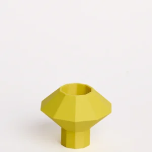 Gelber, facettierter Kerzenhalter mit pyramidenförmigem Oberteil und zylindrischem Sockel auf weißem Hintergrund.