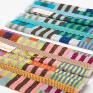 2er-Set farbenfrohe Gästehandtücher in zwei verschiedenen Designs: Ein Handtuch mit lebendigen Streifen in Türkis-, Grün-, Blau- und Beigetönen, das andere mit pastelligen und kräftigen Streifen in Rosa-, Lila-, Grün-, Orange- und Brauntönen – perfekt für stilvolle Akzente im Badezimmer.