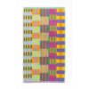 Farbenfrohes, gestreiftes und kariertes Badetuch mit lebendigen Orange-, Blau-, Grün-, Rosa- und Gelbtönen in geometrischem Design, an den Enden mit farbigen Streifen abgesetzt.