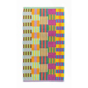 Farbenfrohes, gestreiftes und kariertes Badetuch mit lebendigen Orange-, Blau-, Grün-, Rosa- und Gelbtönen in geometrischem Design, an den Enden mit farbigen Streifen abgesetzt.