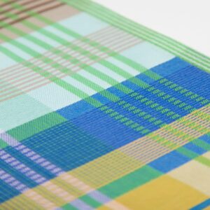 Geschirrtuch - wild weave #96B 7 Bunt kariertes Geschirrtuch mit großflächigem Patchwork-Muster in Blau-, Grün-,Gelb-, Hellblau- und Brauntönen, mit weißer Aufhängeschlaufe oben mittig und schmalen, gestreiften Abschlusskanten.