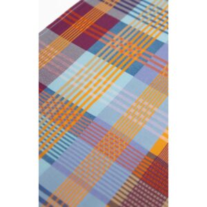Geschirrtuch - wild weave #95A 10 Bunt kariertes Geschirrtuch mit großflächigem Patchwork-Muster in Blau-, Rot-, Gelb-, Orange- und Lilatönen, mit orangefarbener Aufhängeschlaufe oben mittig und schmalen, gestreiften Abschlusskanten.
