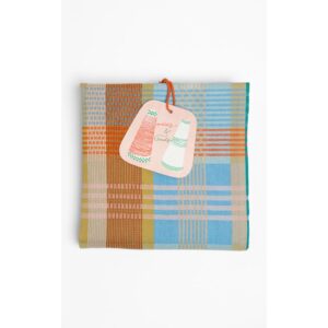 Bunt kariertes Geschirrtuch mit großflächigem Patchwork-Muster in Hellblau-, Türkis-, Gelb-, Orange- und Rosatönen, mit weißer Aufhängeschlaufe oben mittig und schmalen, gestreiften Abschlusskanten.