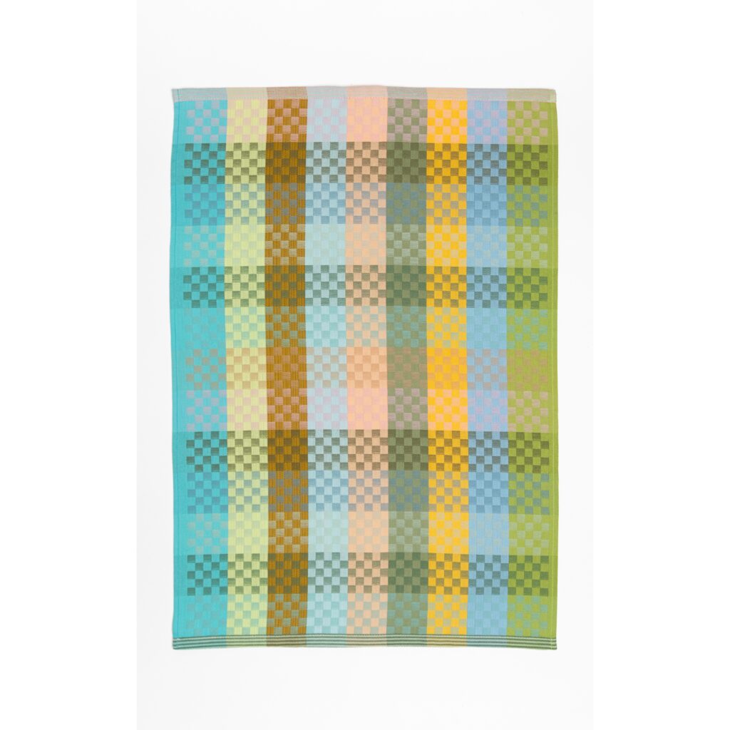 Rechteckiges Geschirrtuch mit modernem Karomuster in vertikalen Streifen. Farbverlauf in Türkis, Hellblau, Grün, Gelb, Senf, Beige und Rosa mit feinem Schachbrett-Design. Helle, freundliche Farbgebung, flach auf weißem Hintergrund fotografiert.“