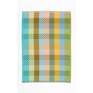 Rechteckiges Geschirrtuch mit modernem Karomuster in vertikalen Streifen. Farbverlauf in Türkis, Hellblau, Grün, Gelb, Senf, Beige und Rosa mit feinem Schachbrett-Design. Helle, freundliche Farbgebung, flach auf weißem Hintergrund fotografiert.“