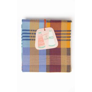 Geschirrtuch - wild weave #95A 8 Bunt kariertes Geschirrtuch mit großflächigem Patchwork-Muster in Blau-, Rot-, Gelb-, Orange- und Lilatönen, mit orangefarbener Aufhängeschlaufe oben mittig und schmalen, gestreiften Abschlusskanten.