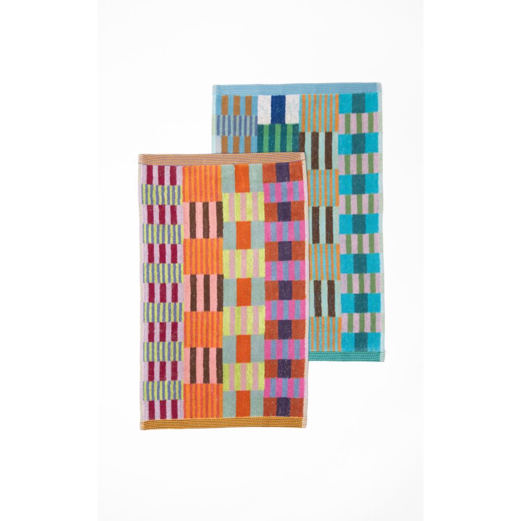 2er-Set farbenfrohe Gästehandtücher in zwei verschiedenen Designs: Ein Handtuch mit lebendigen Streifen in Türkis-, Grün-, Blau- und Beigetönen, das andere mit pastelligen und kräftigen Streifen in Rosa-, Lila-, Grün-, Orange- und Brauntönen – perfekt für stilvolle Akzente im Badezimmer.