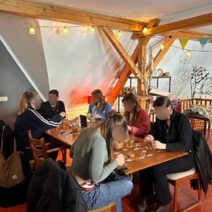Workshop Teilnehmerinnen sitzen um einen Tisch.