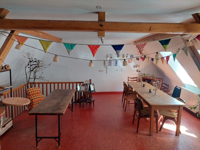 Kreative Workshops unter unserem Dach 5 Heller, gemütlicher Raum mit Dekorationen. Viel Platz für Workshop-Teilnehmer. Dieser Raum kann angemietet werden.